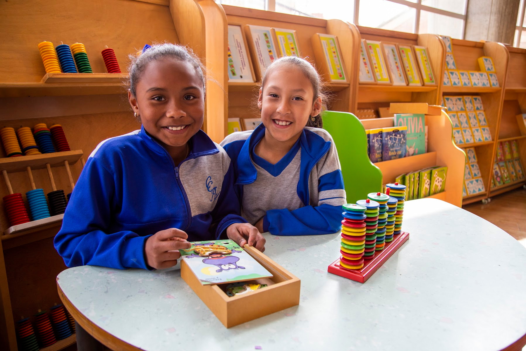 niñas en la biblioteca
