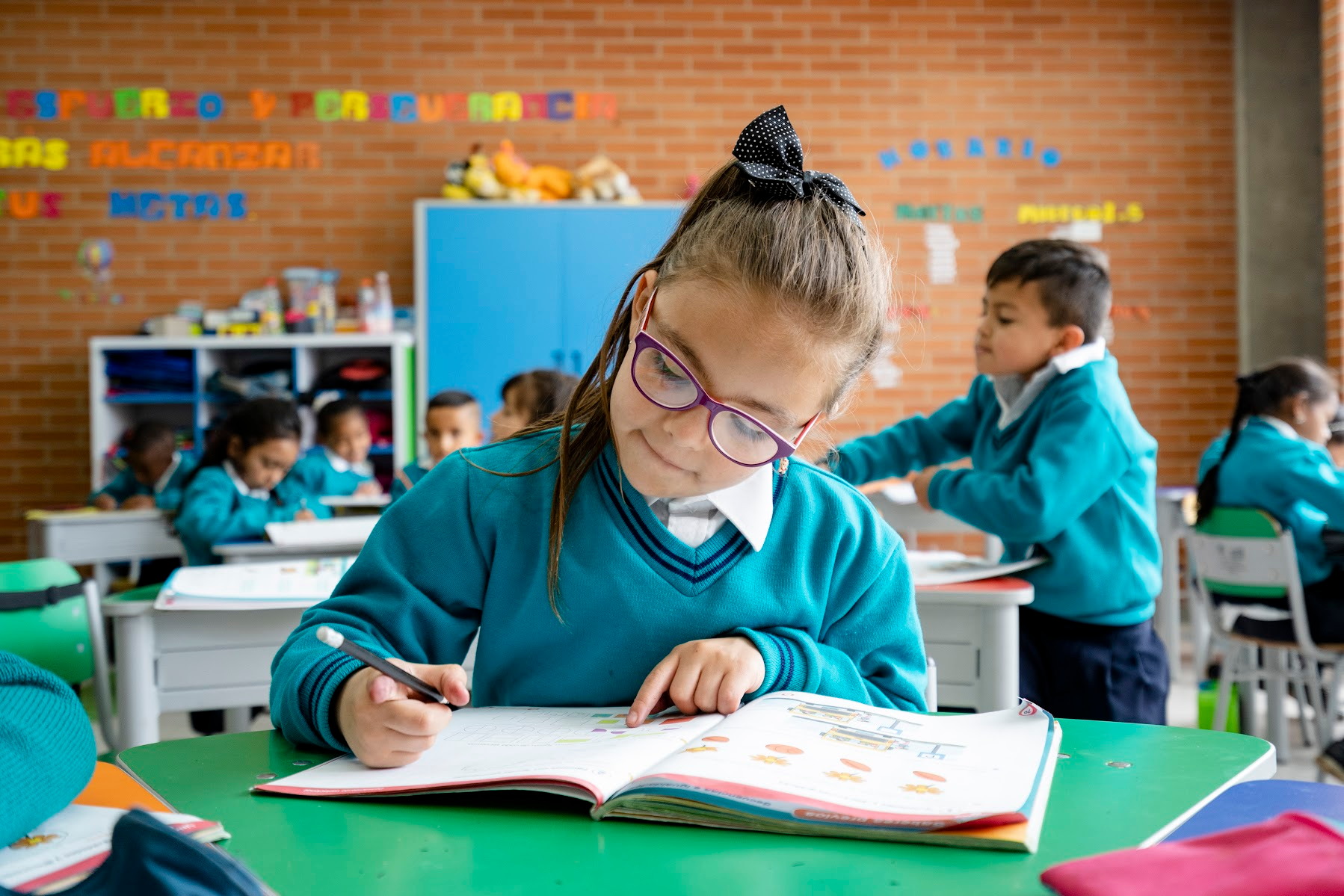 Niña estudiando en la biblioteca