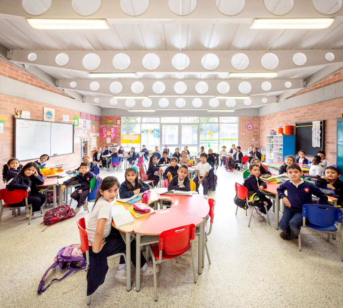 niños en salon de clase