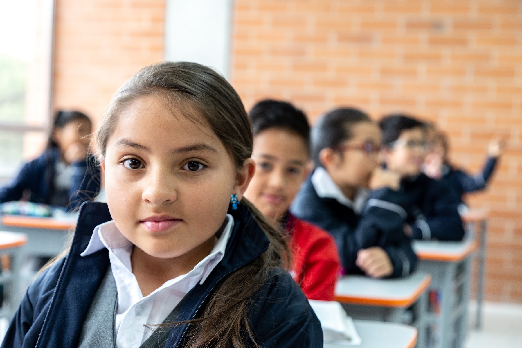 niños en salon de clase