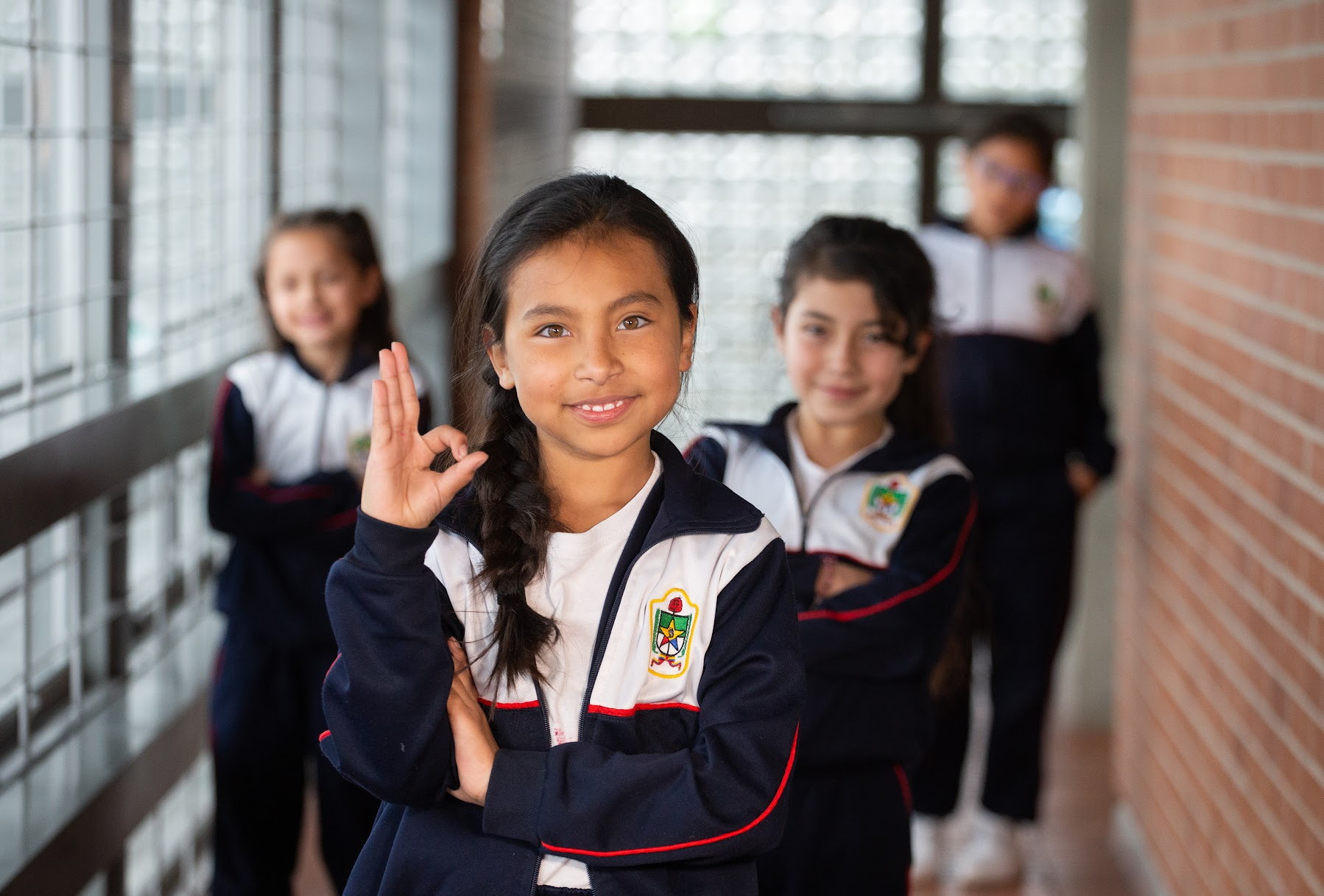 niñas en pasillo con uniforme de educación física