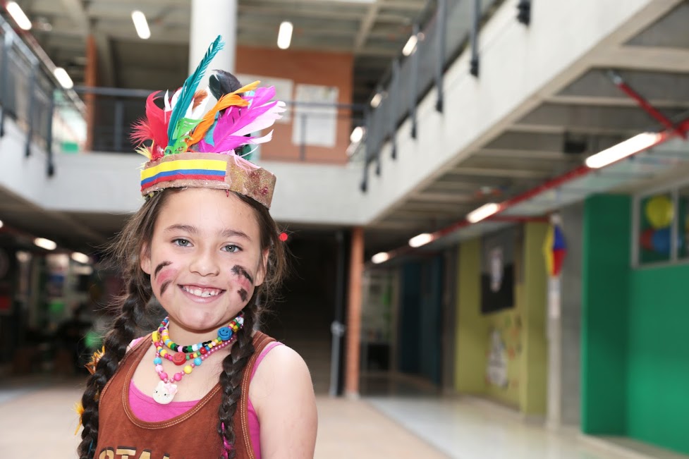 niña con traje indígena