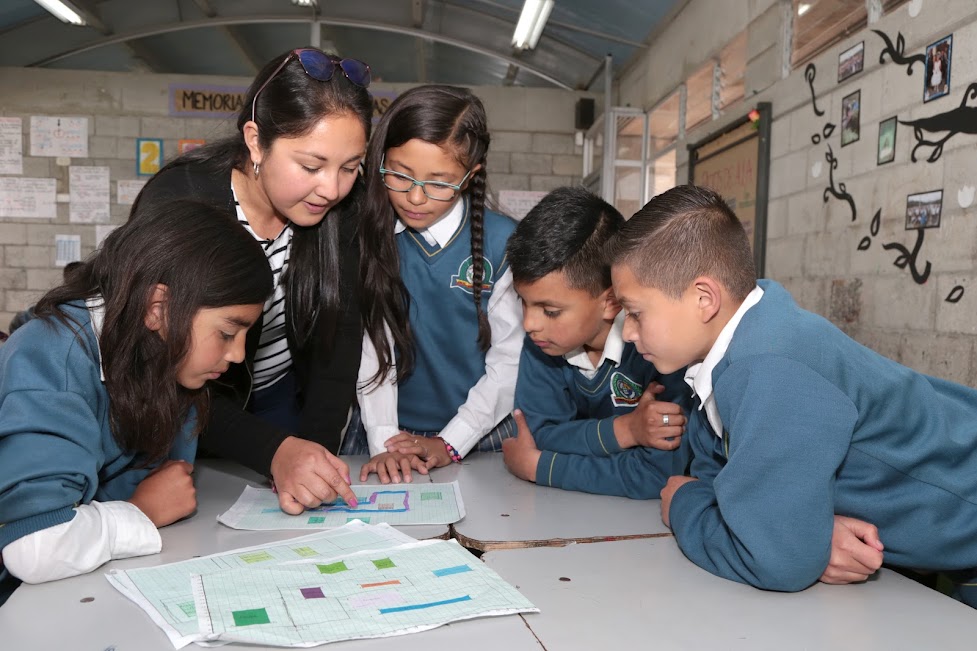 Profesora explicando a estudiantes