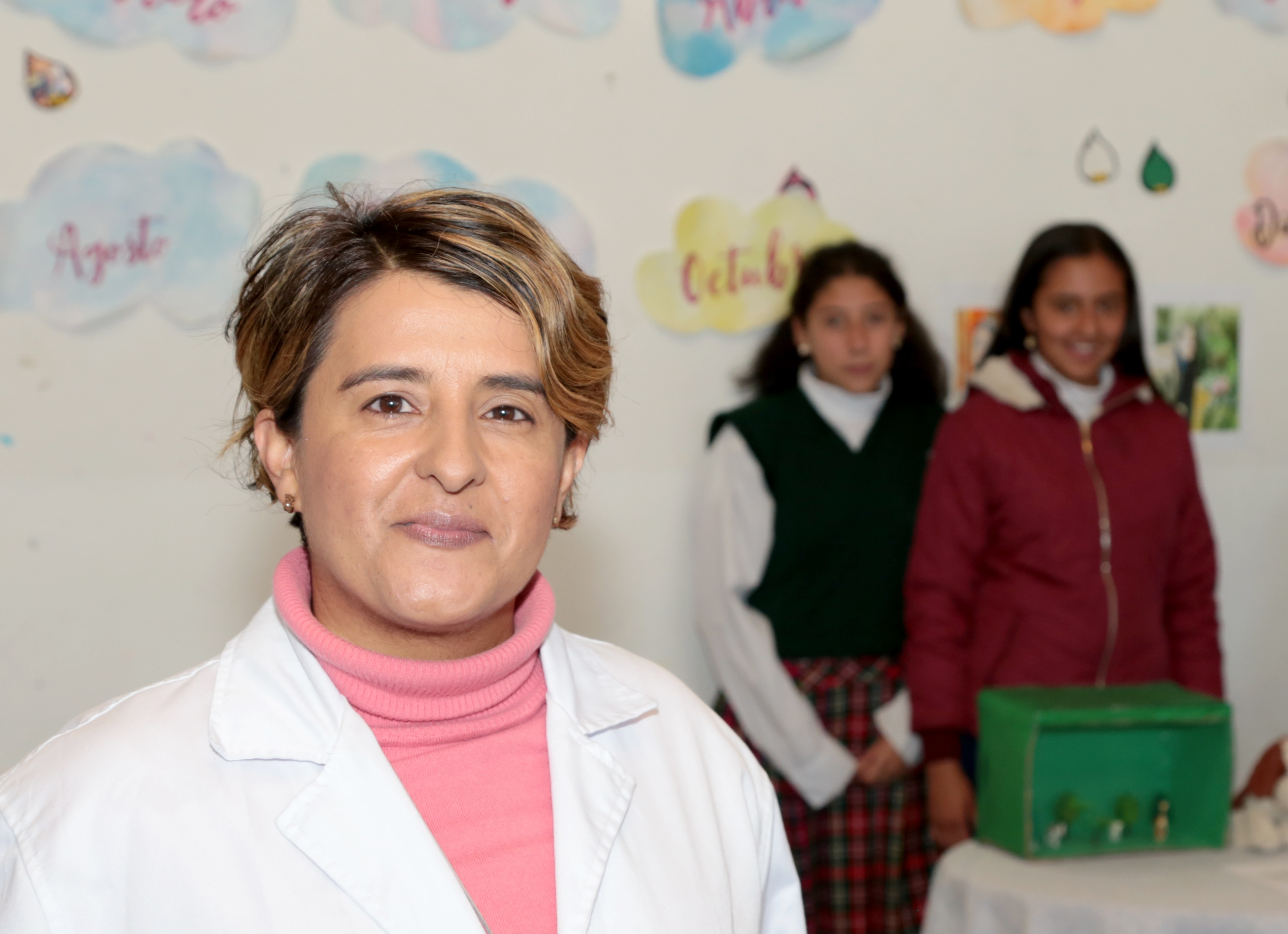 Profesora con estudiantes en un proyecto