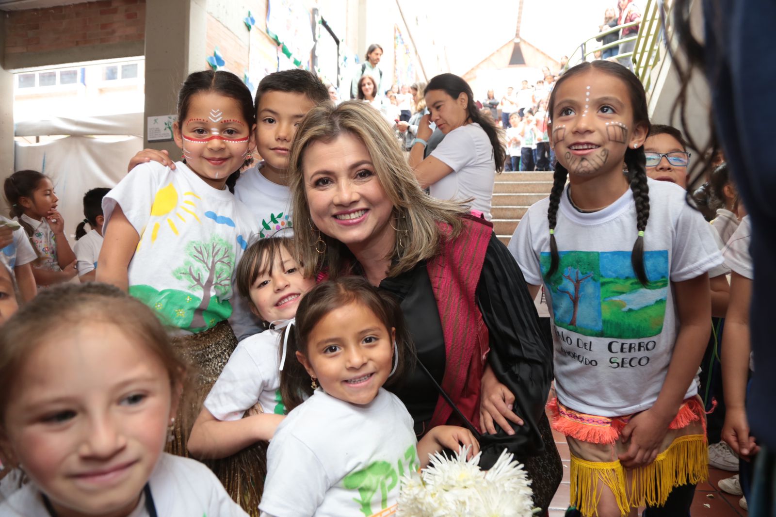 Secretaria de educación con estudiantes