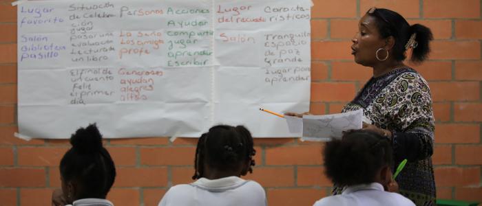 Niños y profesora en salón de clase 