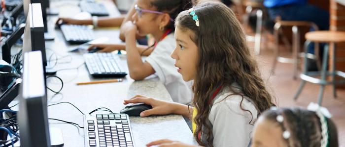 niñas en salón de informática 