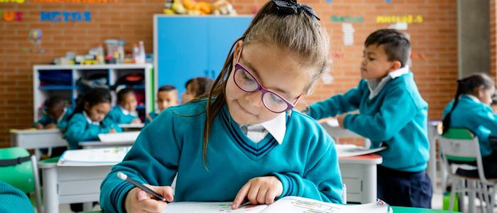Niña estudiando en la biblioteca 