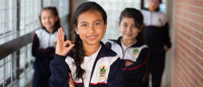 niñas en pasillo con uniforme de educación física 
