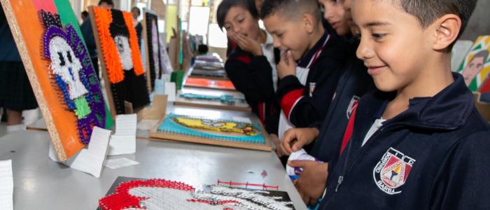 Niños en una exposición de arte 