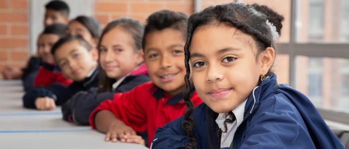 Niños en el comedor de la escuela 