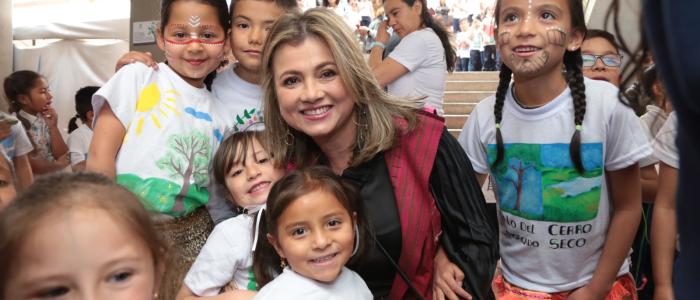 Secretaria de educación con estudiantes 