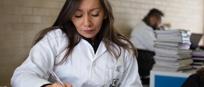 Profesora haciendo un evaluación 