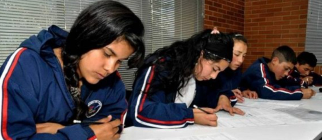 Estudiantes trabajando en grupo