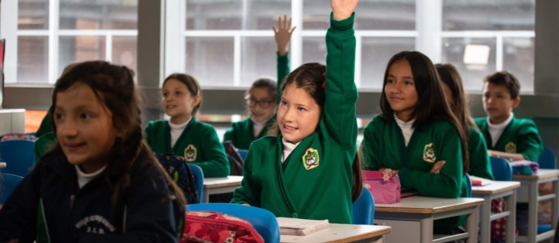 Niña levantando la mano en clase